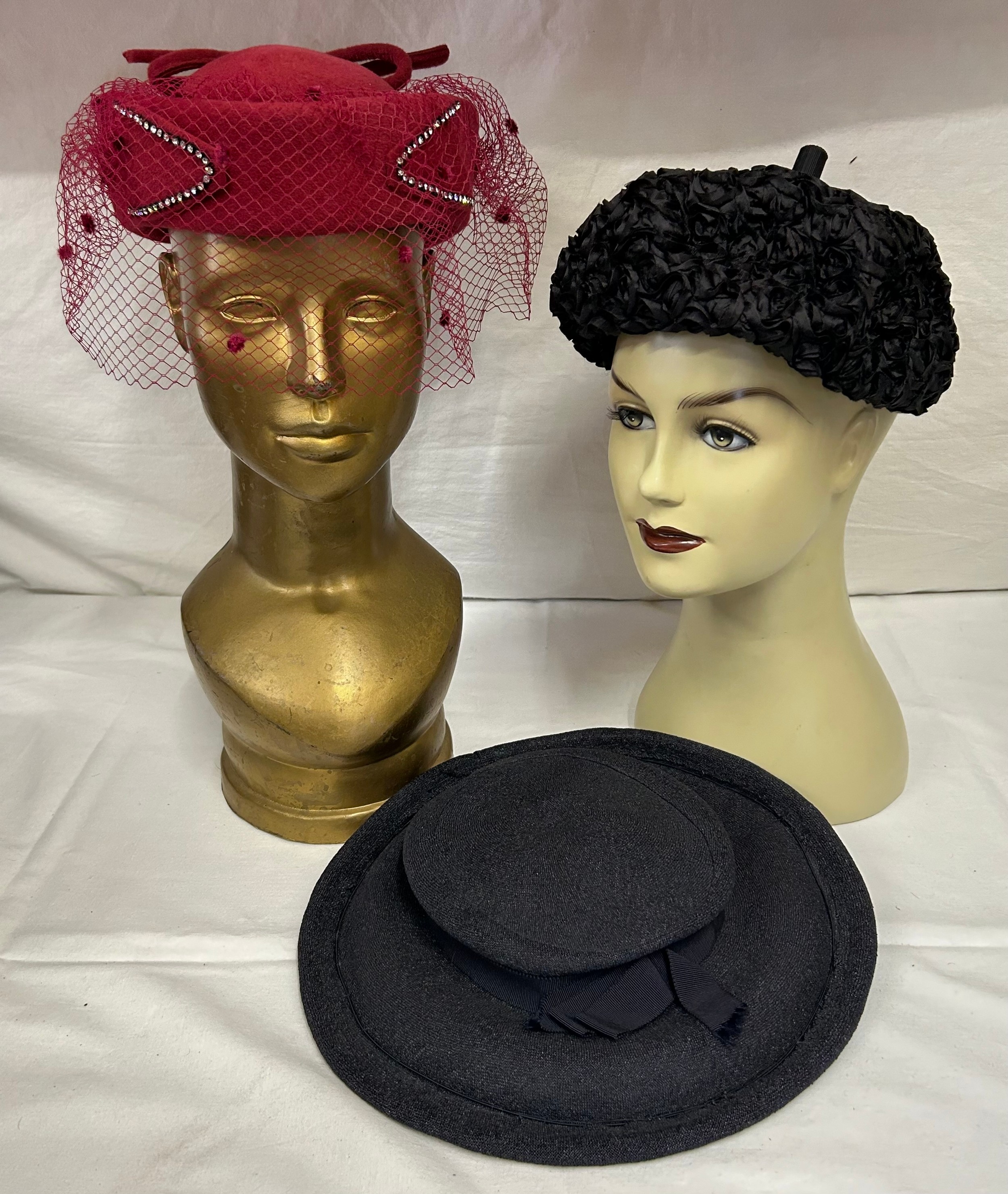 A collection of various hats to include a collapsible opera top hat, a silk pleated lilac hat with - Image 4 of 8