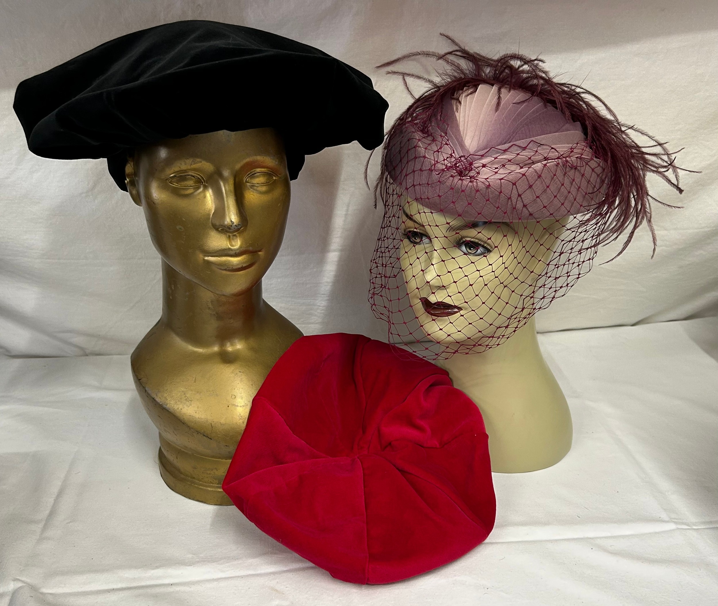 A collection of various hats to include a collapsible opera top hat, a silk pleated lilac hat with - Image 5 of 8
