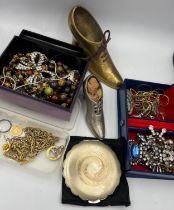 Costume jewellery etc to include marcasite dress clips, beads, necklaces, Kiu compact, pewter