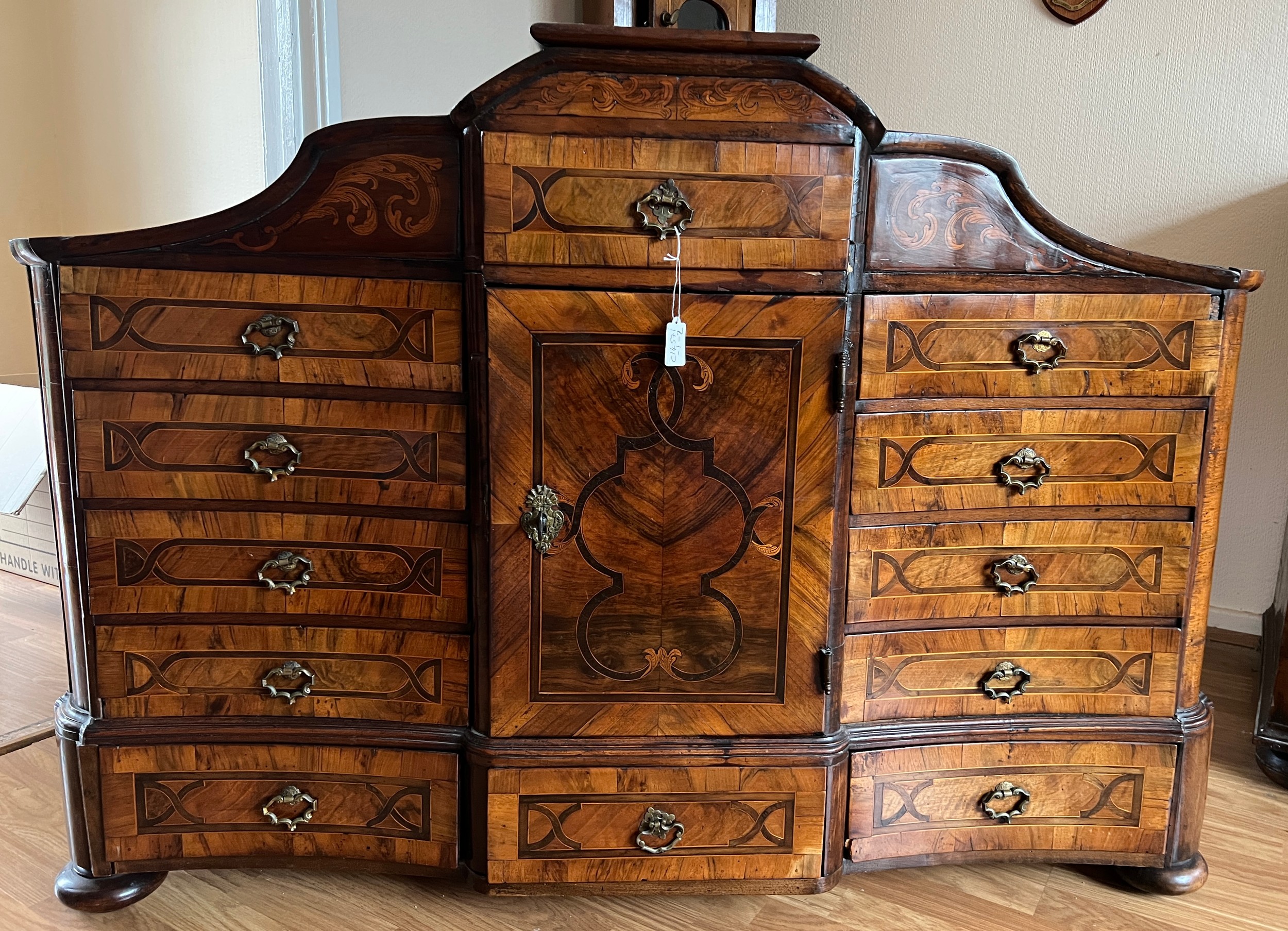 An 18thC Austrian parquetry/marquetry inlaid table top cabinet with multiple drawers and central - Bild 13 aus 14