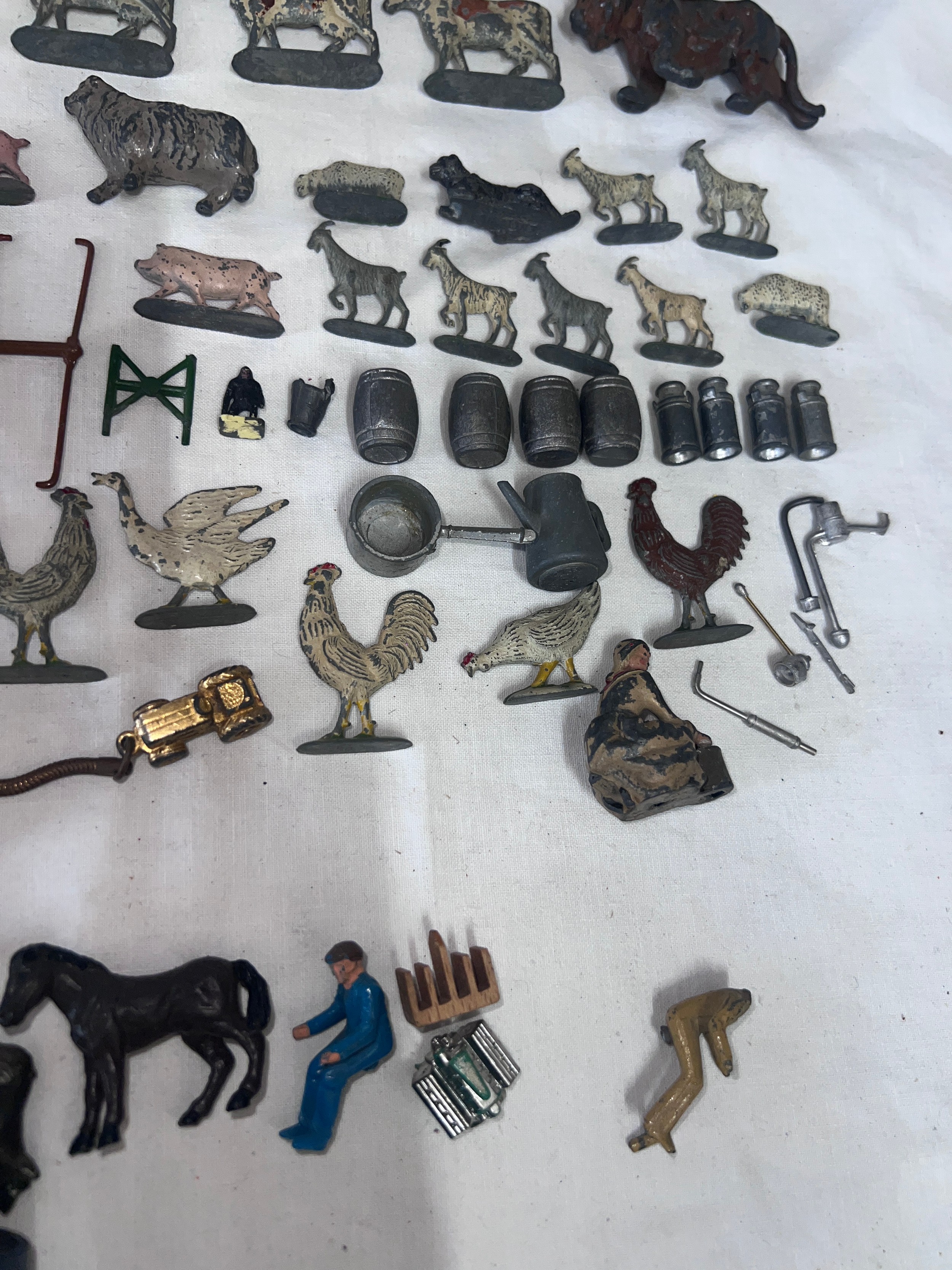 Farm toy accessories to include lead animals, some plastic and and incomplete Budgie Covered Wagon. - Bild 5 aus 7