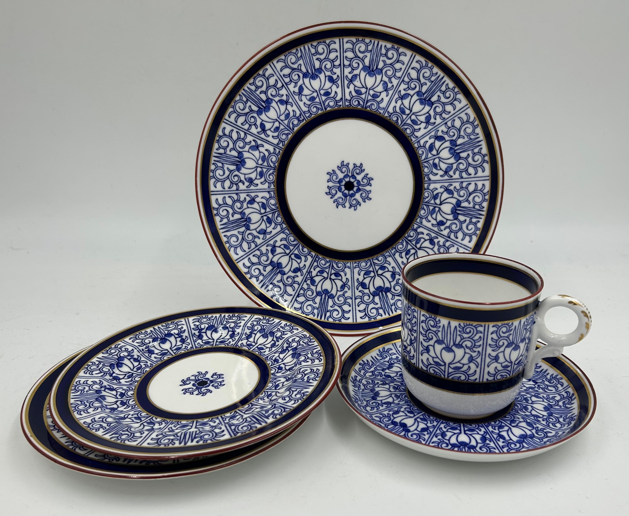 A collection of 19thC Royal Worcester 'Royal Lily' pattern items to include charger 37cm d, plate 23 - Image 10 of 14