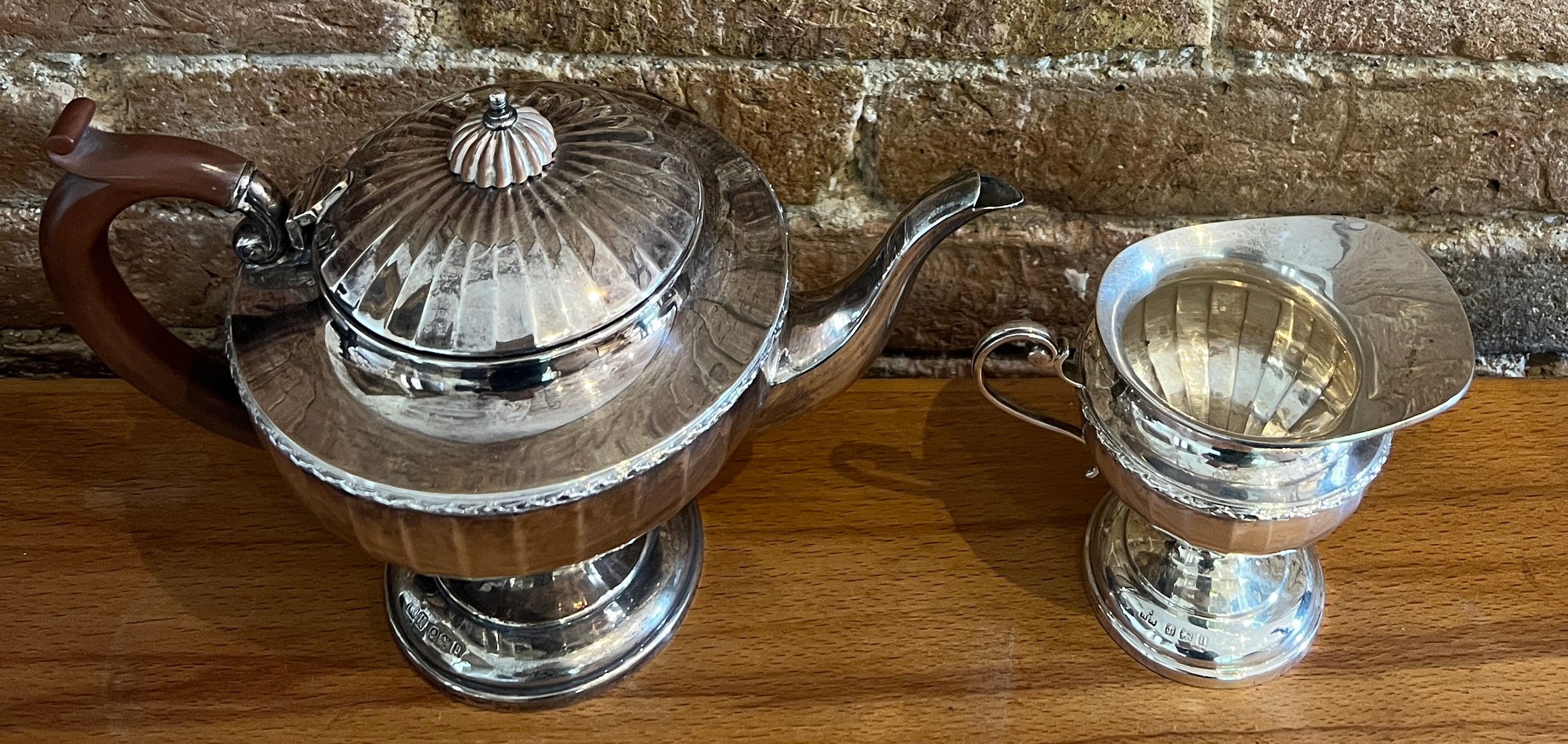 Silver teapot and matching jug. Birmingham 1926, maker Henry Mathews. Total weight 512gm. - Bild 2 aus 3