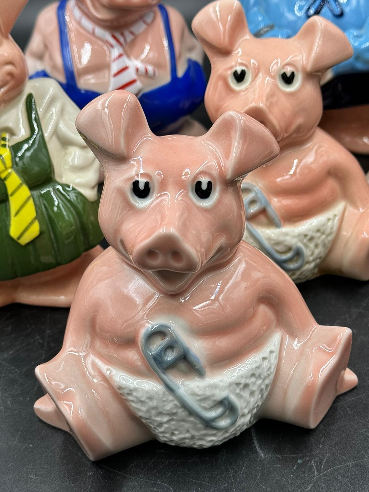 Wade Natwest 19thC ceramic porcelain piggy banks to include two baby Woody, one Lady Hilary, two - Bild 3 aus 7