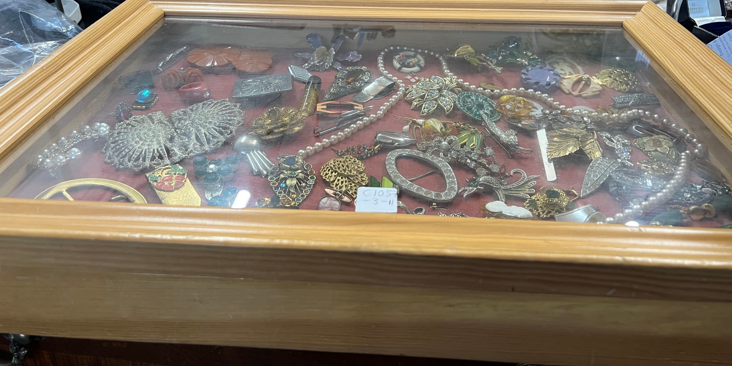 A pine framed table top display case and contents comprising vintage brooches, dress clips, belt - Bild 3 aus 3