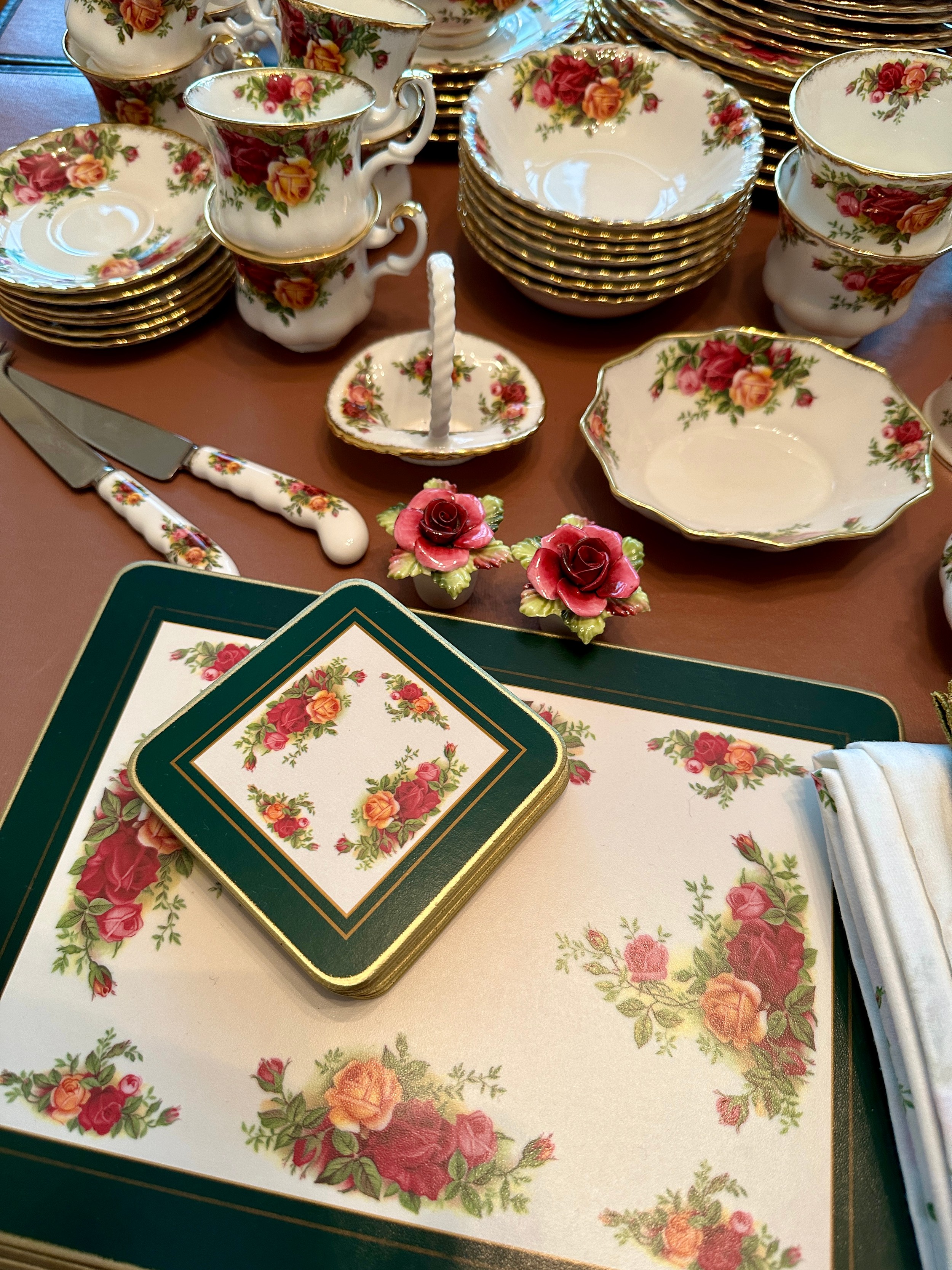 A large quantity of Royal Albert Old Country Roses dinner, tea, coffee and other items to include - Image 4 of 9