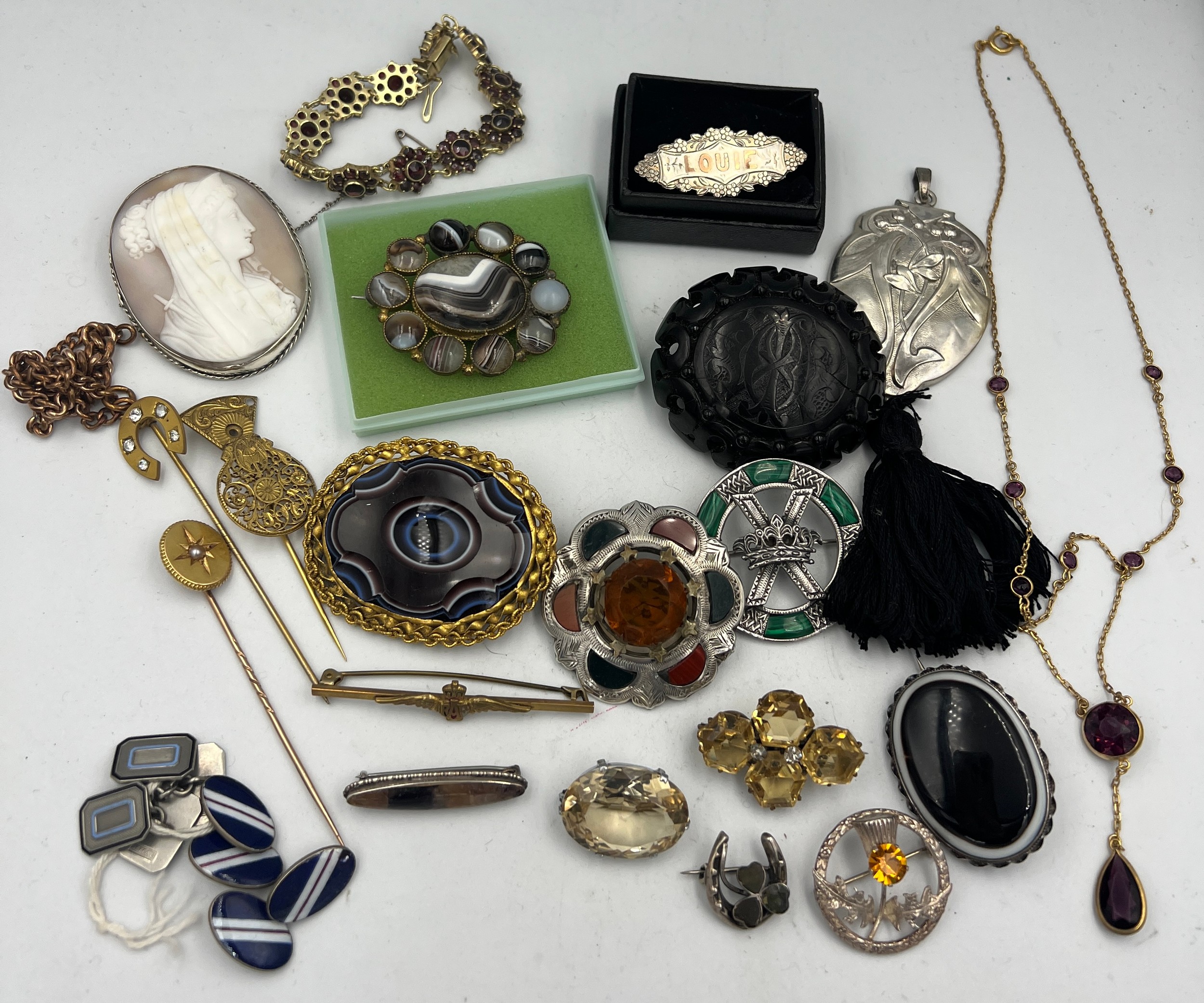 A quantity of mainly 19thC jewellery to include shell cameo brooch, banded agate brooch,