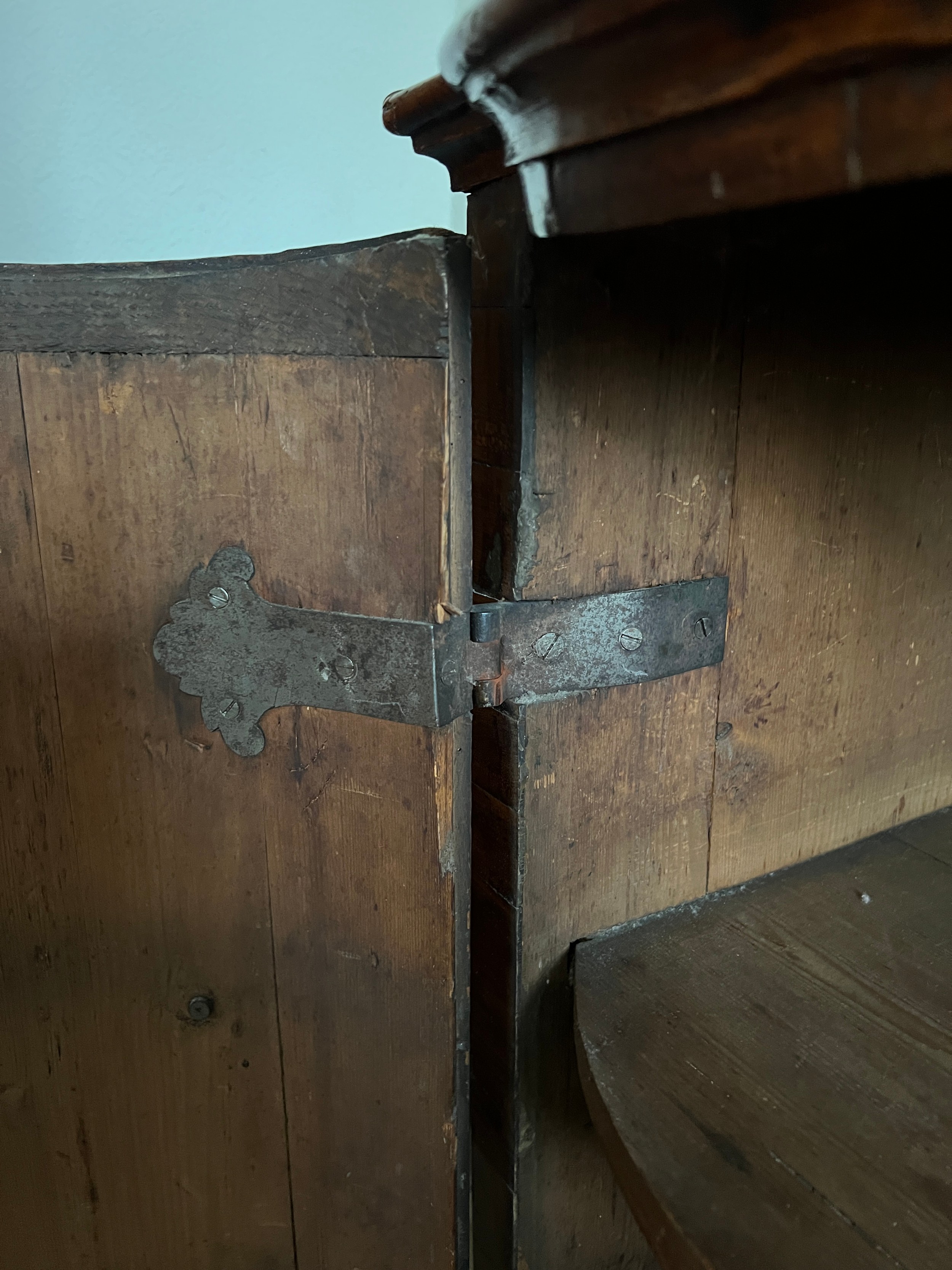 An 18thC Austrian two door inlaid cabinet with sloping top and drawer to base. 109cm w x 94cm h x - Bild 12 aus 14