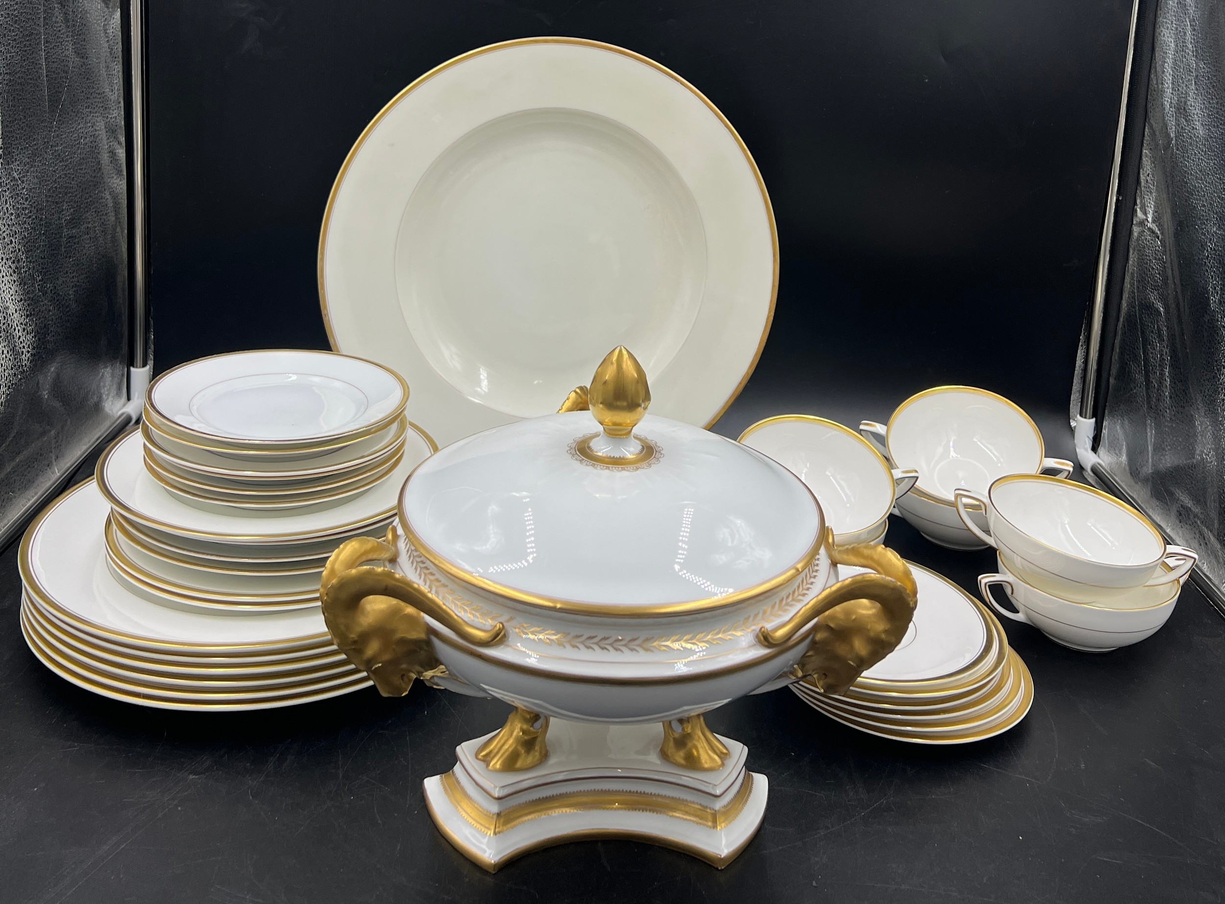 A composite set of white and gilt dinner service to include 6 Royal Worcester Viceroy bowls and - Image 2 of 7