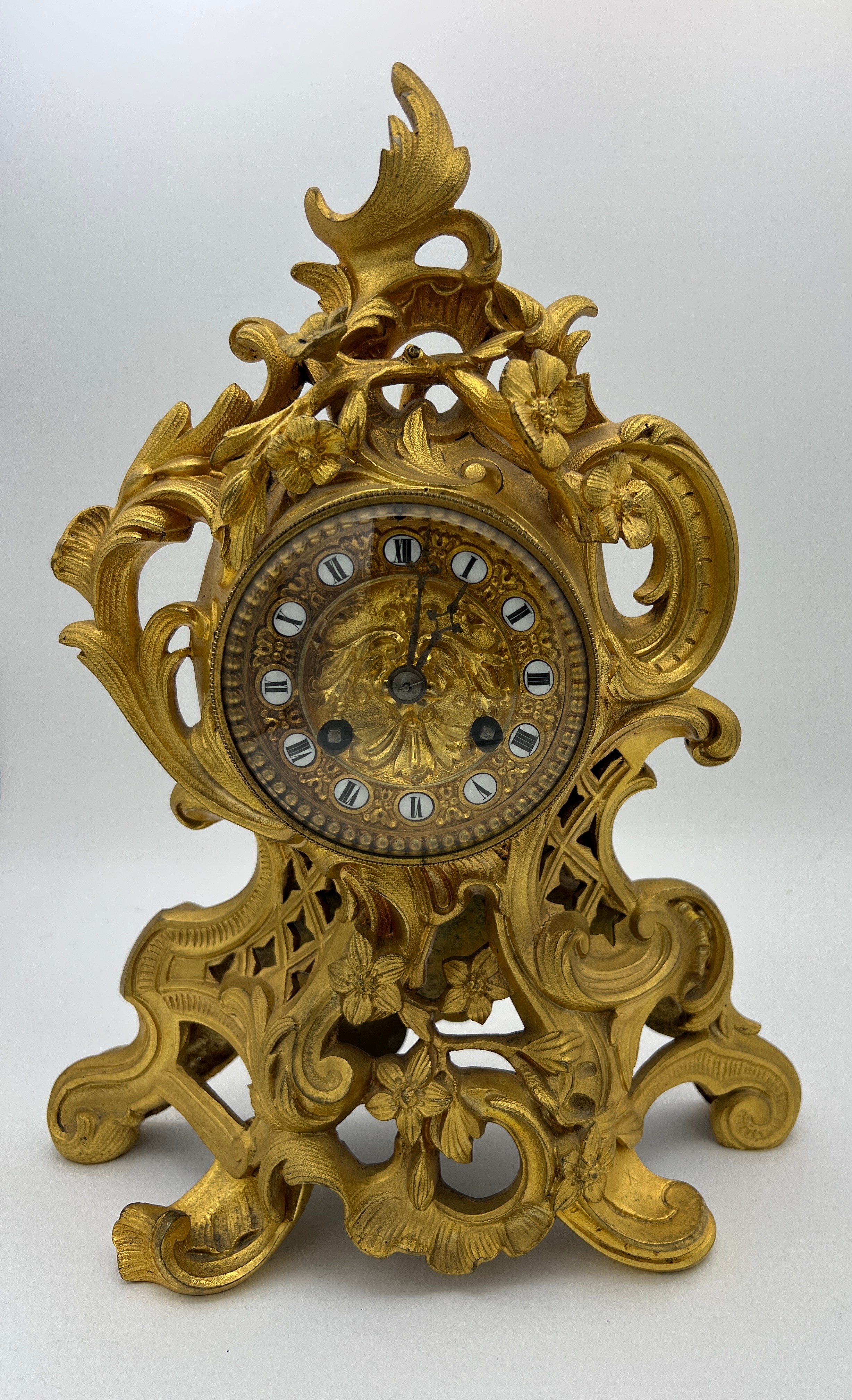 A French gilt bronze mantel clock signed Chaudé Hger du Roi. Stamped Lons Brevette. Strikes on the