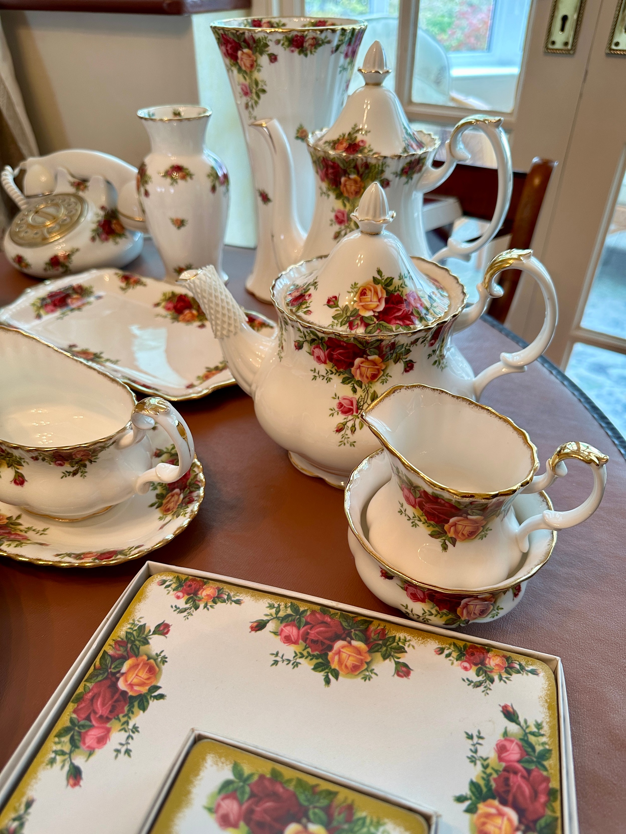 A large quantity of Royal Albert Old Country Roses dinner, tea, coffee and other items to include - Image 7 of 9