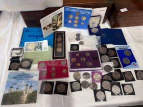Various coins to include 26 x Crowns, The First World War 2 pound coin, 1 pound note, The Great
