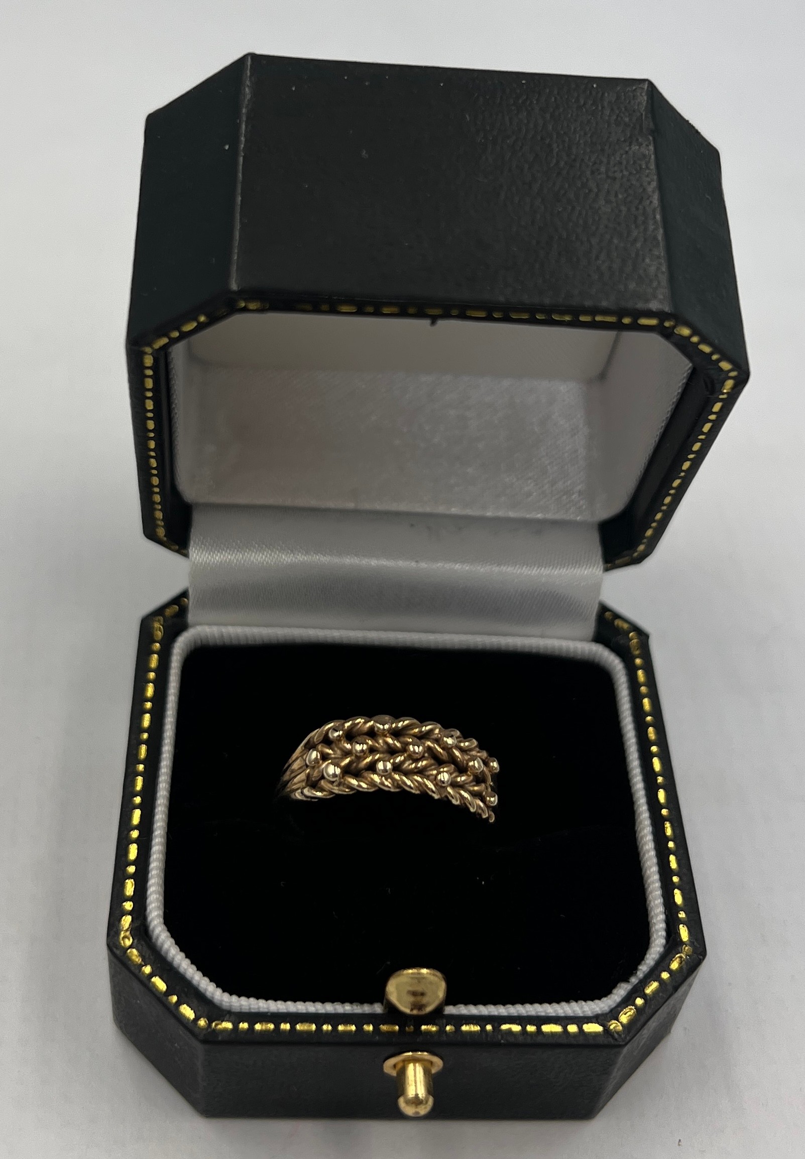A 9 carat gold ring, size P/Q Weight 4.2gm.