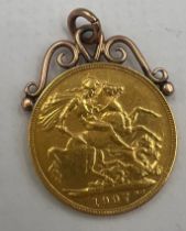 A 1907 Edwardian full gold sovereign mounted in unmarked yellow metal with suspension ring. Total
