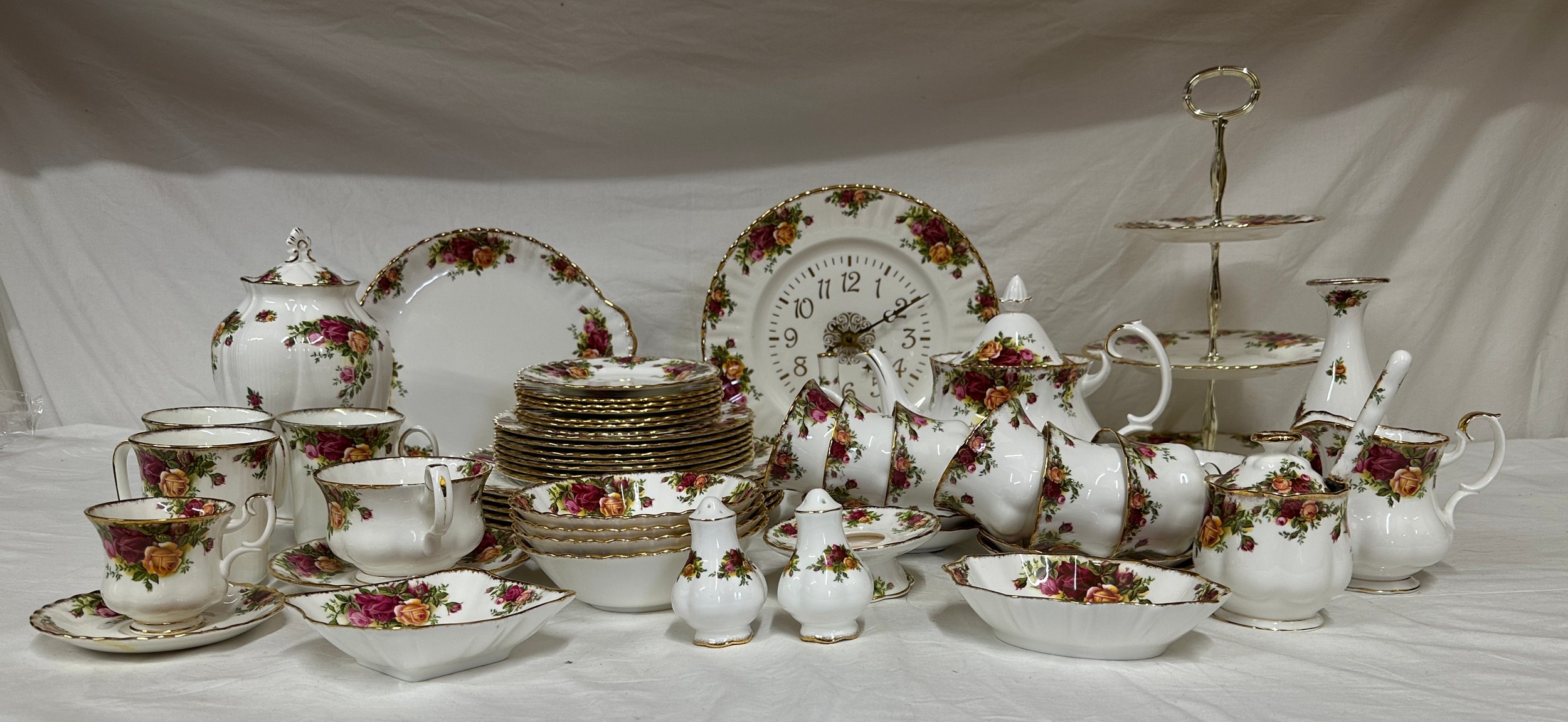 Old Country Roses Royal Albert part dinner/tea service to include cake stand, tea pot, sandwich - Image 2 of 3