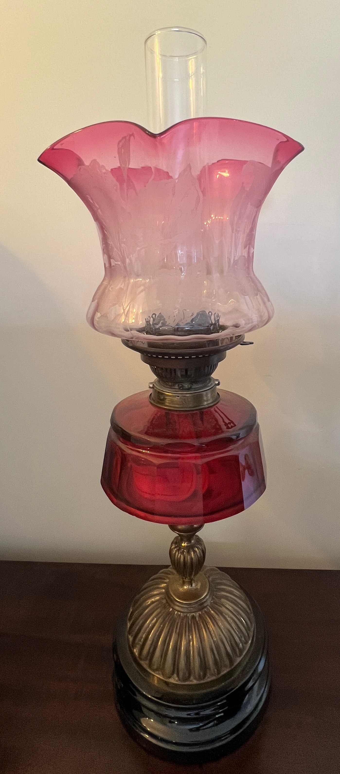 A 19thC brass and cranberry glass oil lamp with etched glass shade. 52cm h to top of shade. - Image 2 of 2