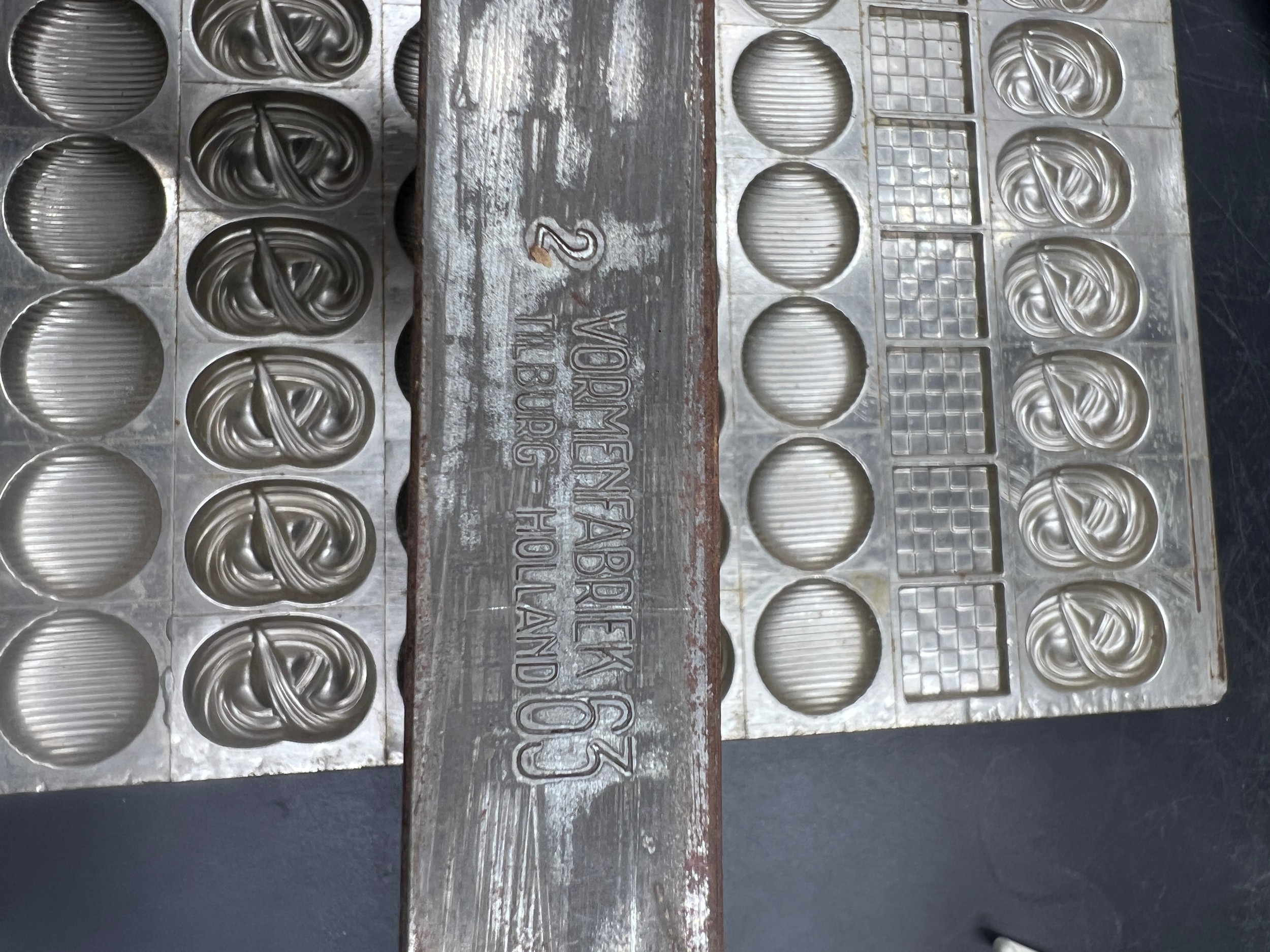 Four various Vormenfabriek metal Chocolate moulds and an unmarked Cockerill mould. Largest 43 x 27. - Bild 7 aus 7