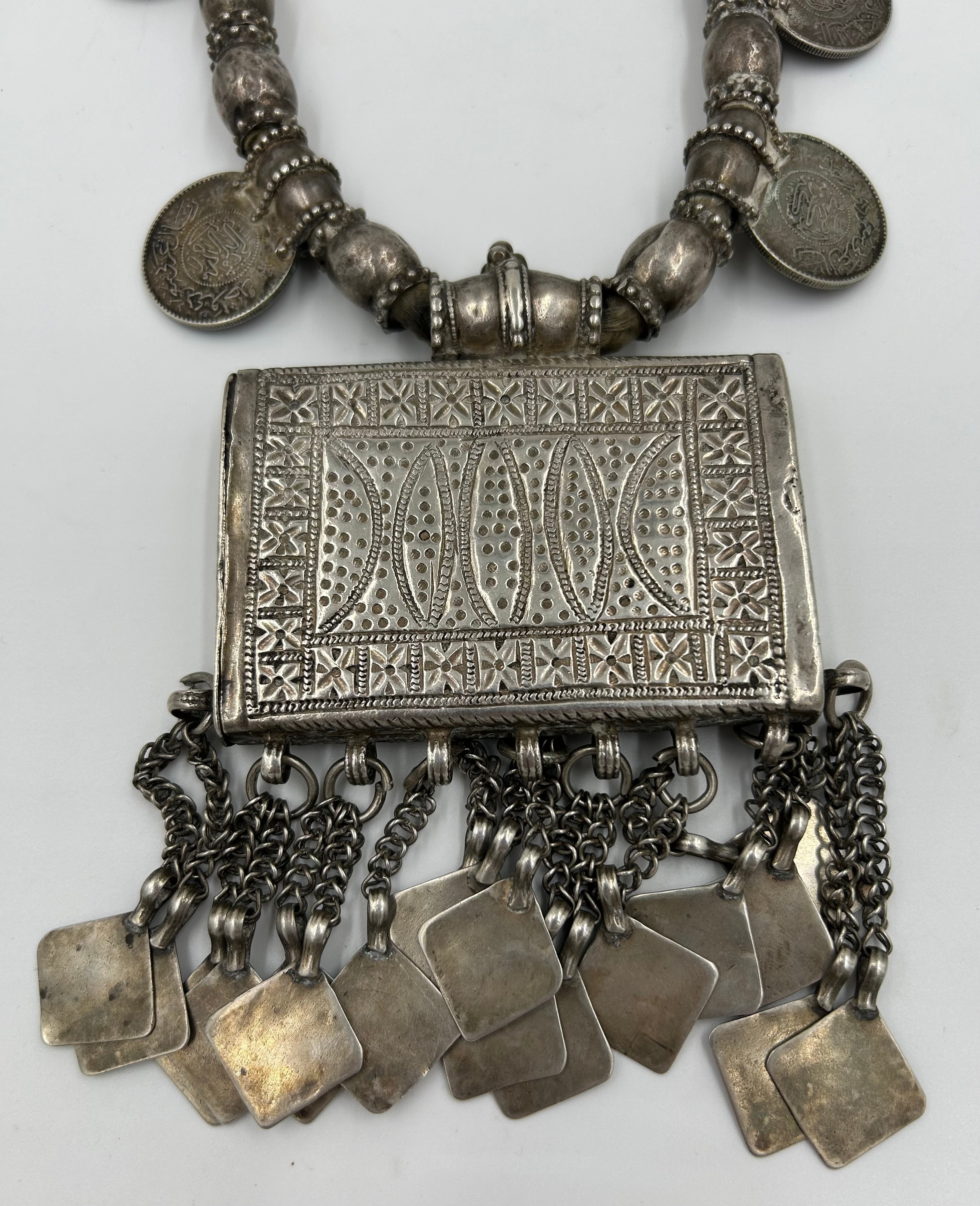 An Omani white metal Hirtz necklace with coin decoration and pendants. 43cm l approx. - Bild 2 aus 7