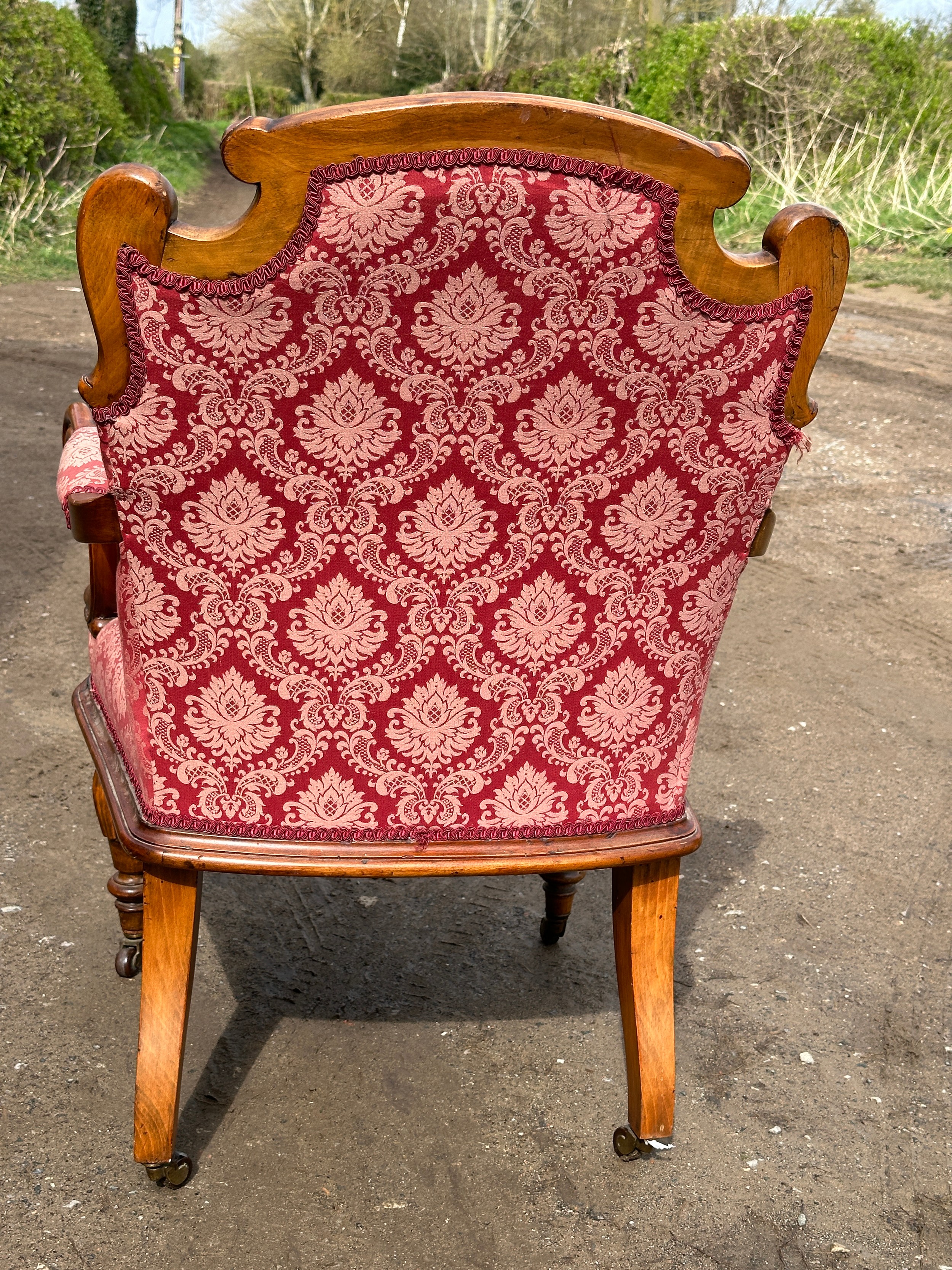 An upholstered armchair with turned reeded legs and brass castors together with abutting footstool - Bild 5 aus 6