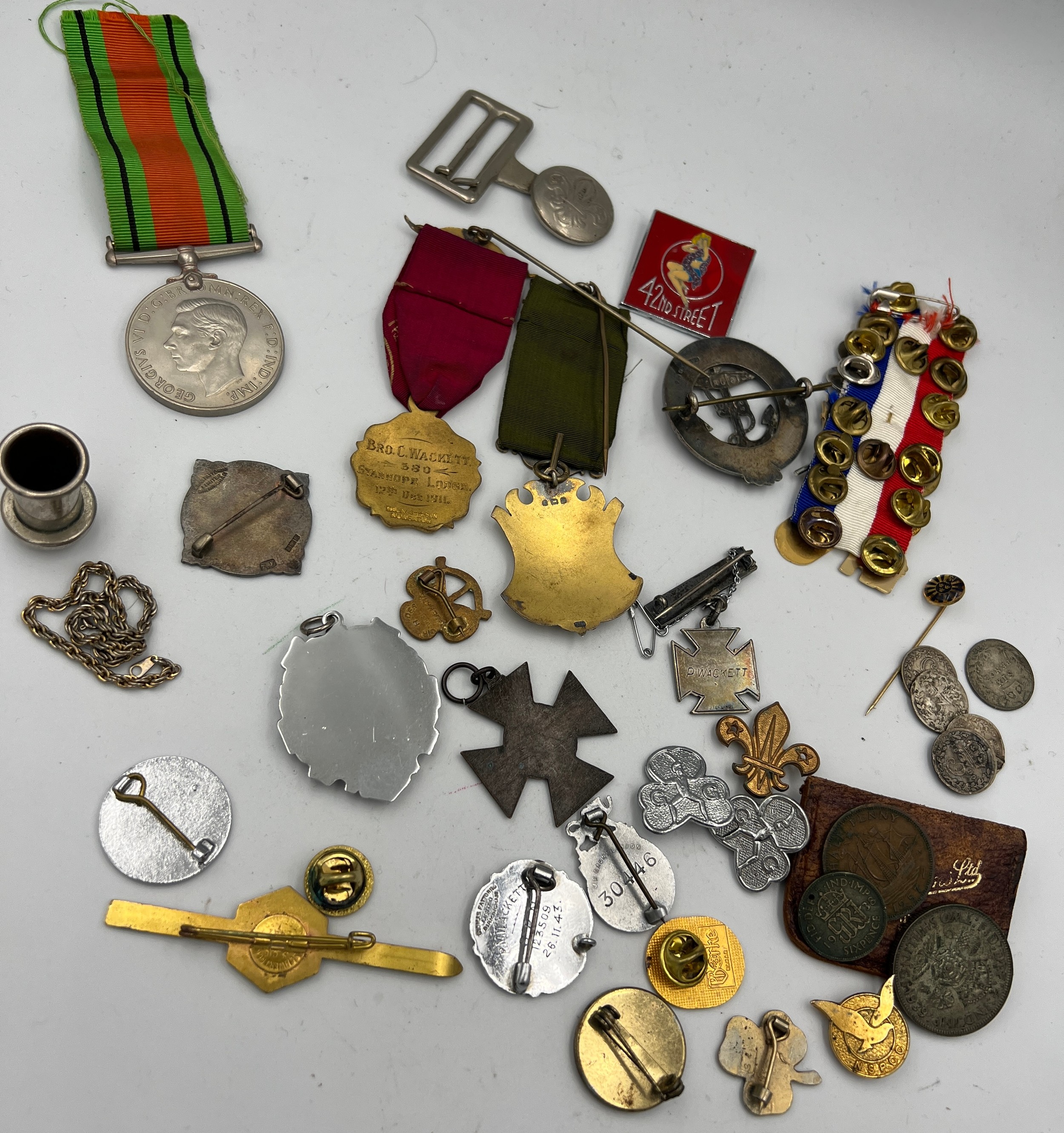 A collection of badges, medals, coins etc including hallmarked and silver Masonic, Boys Brigade, - Bild 2 aus 3