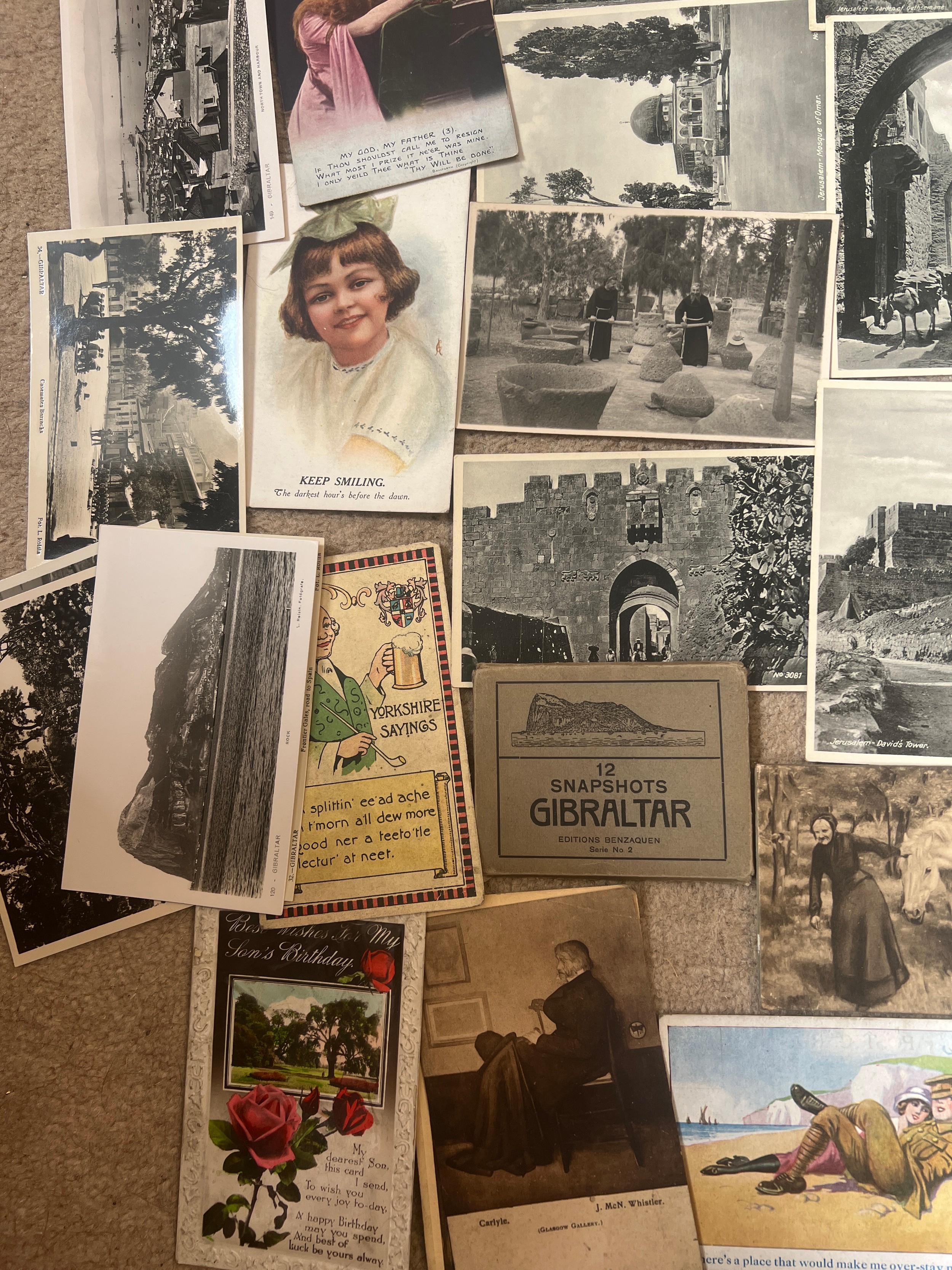 A quantity of vintage postcards to include Egypt, Ceylon, Jerusalem, Leeds, Buxton, Yorkshire County - Bild 3 aus 8