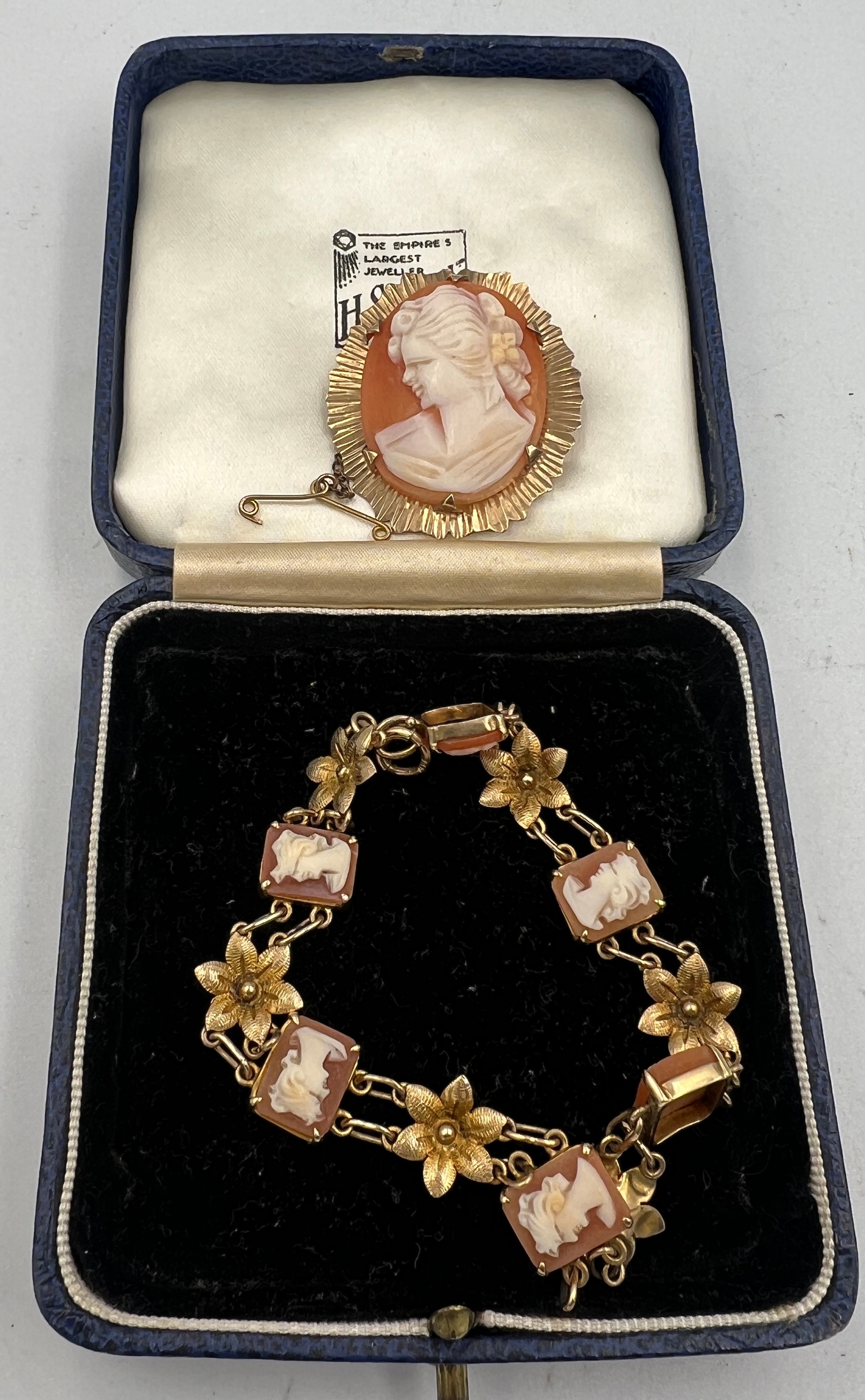 A shell cameo brooch and bracelet mounted in 9 carat yellow gold. Total weight 16.1gm. - Bild 2 aus 3