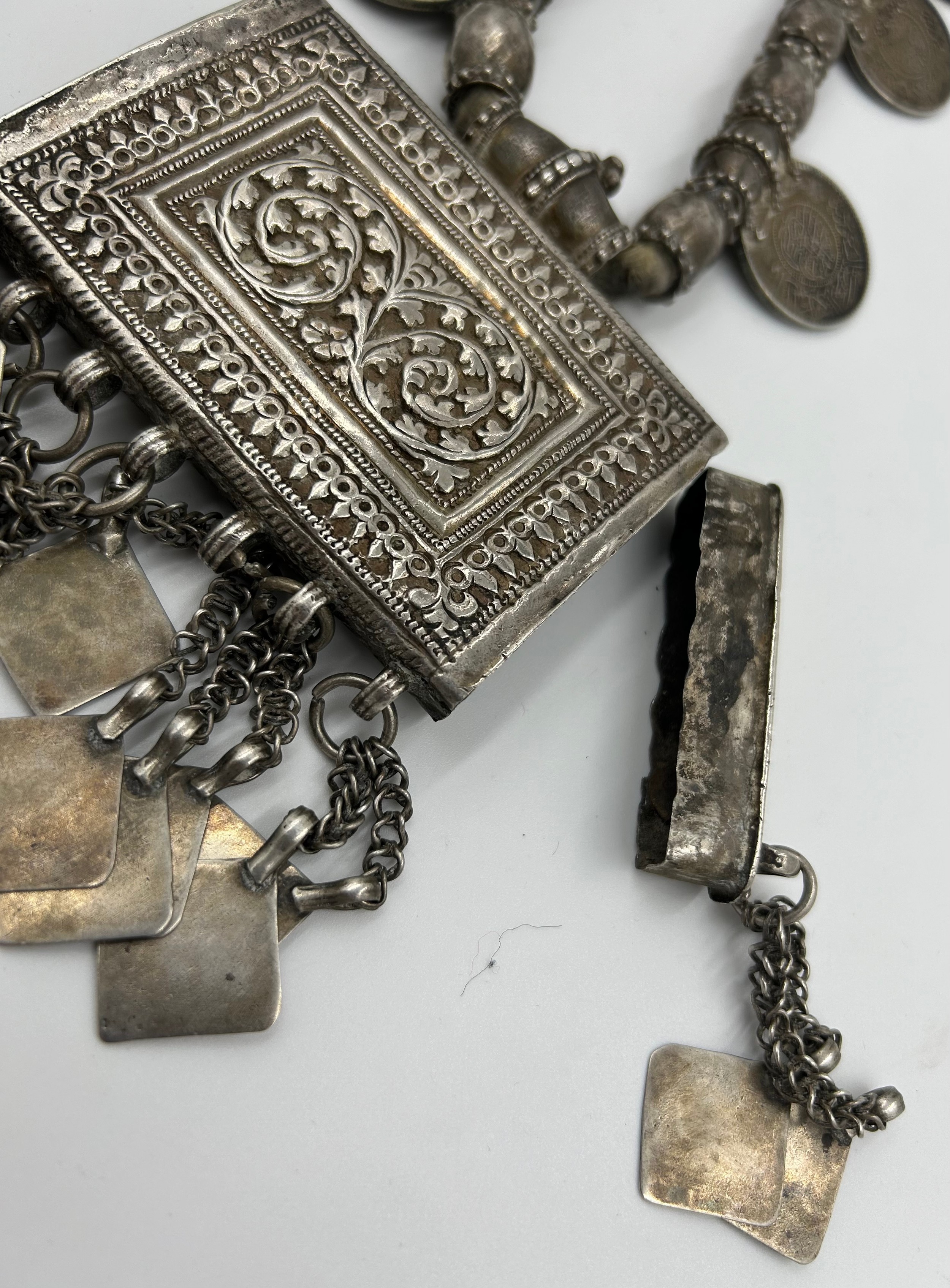 An Omani white metal Hirtz necklace with coin decoration and pendants. 43cm l approx. - Bild 7 aus 7