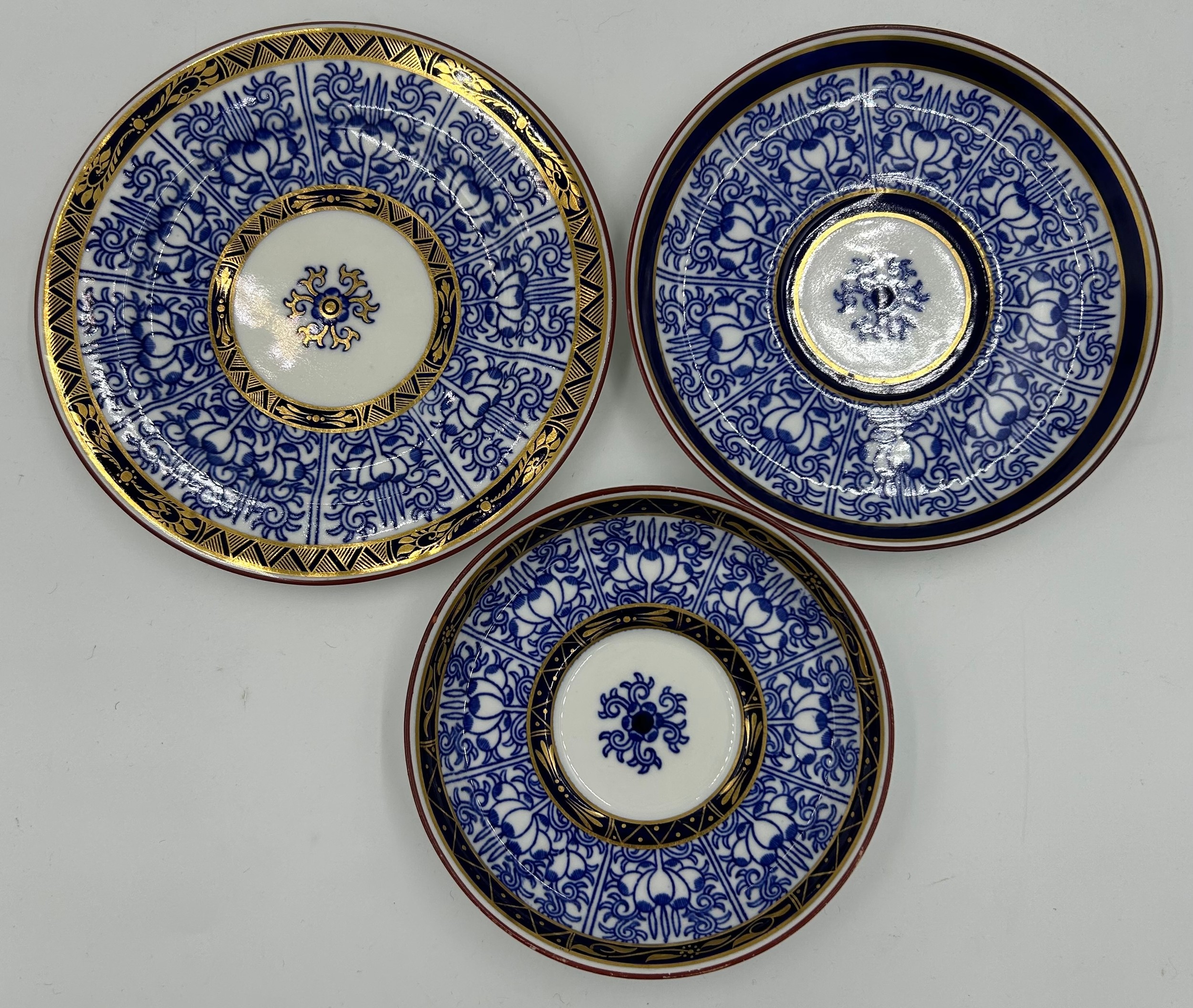 A collection of 19thC Royal Worcester 'Royal Lily' pattern items to include charger 37cm d, plate 23 - Image 14 of 14