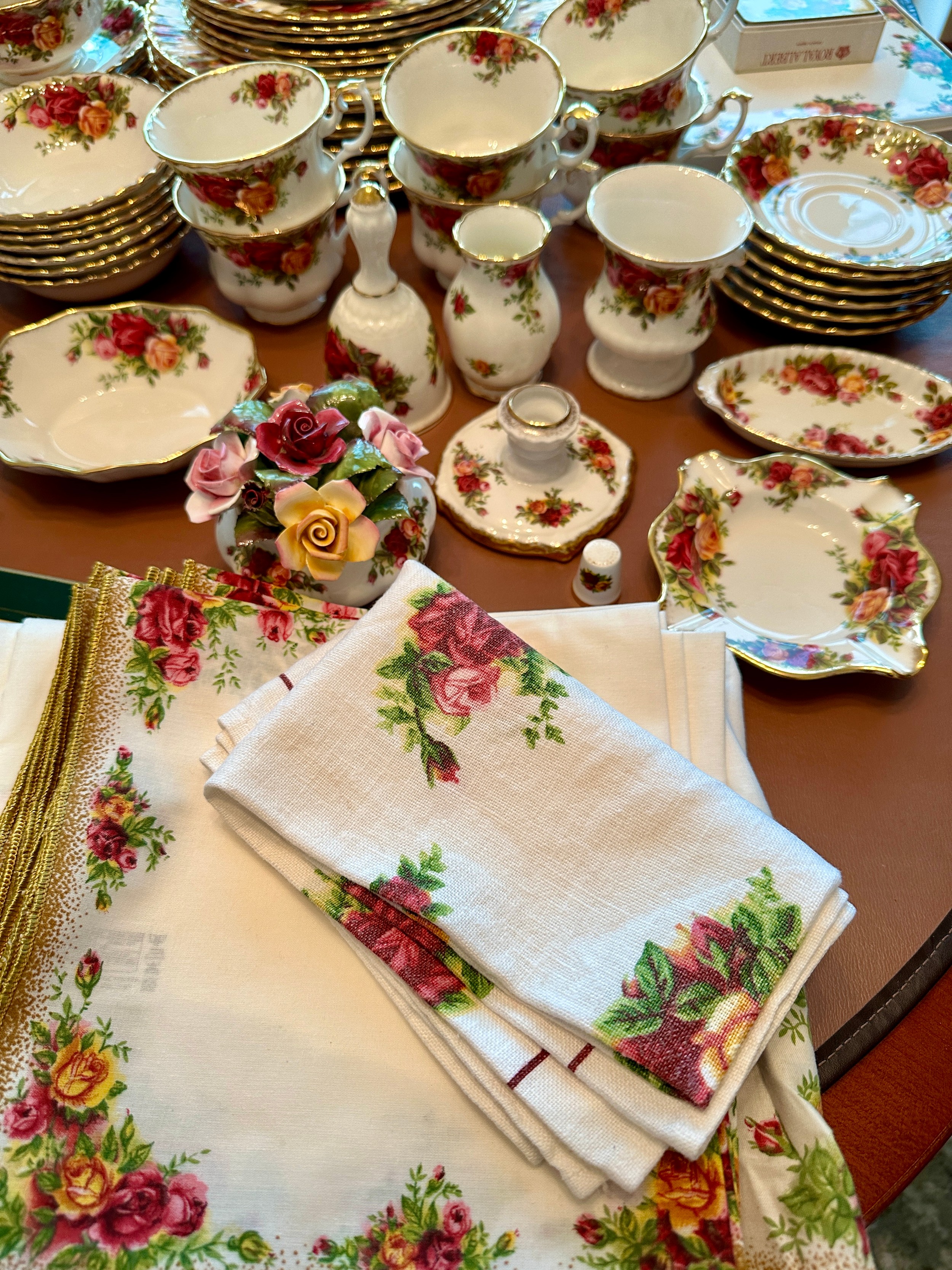 A large quantity of Royal Albert Old Country Roses dinner, tea, coffee and other items to include - Image 5 of 9