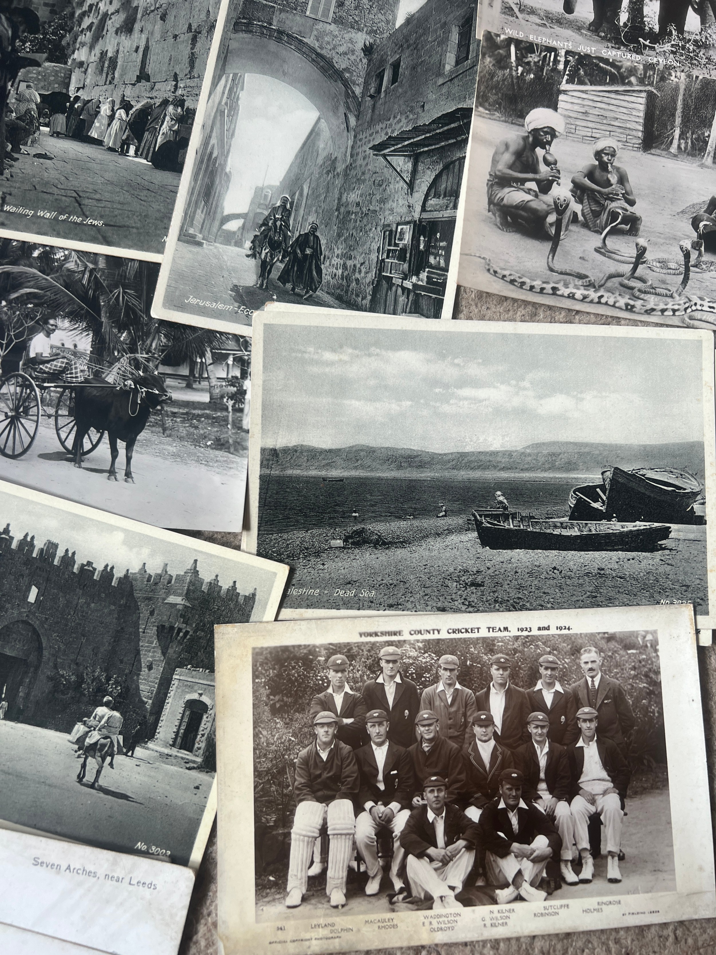 A quantity of vintage postcards to include Egypt, Ceylon, Jerusalem, Leeds, Buxton, Yorkshire County - Bild 8 aus 8