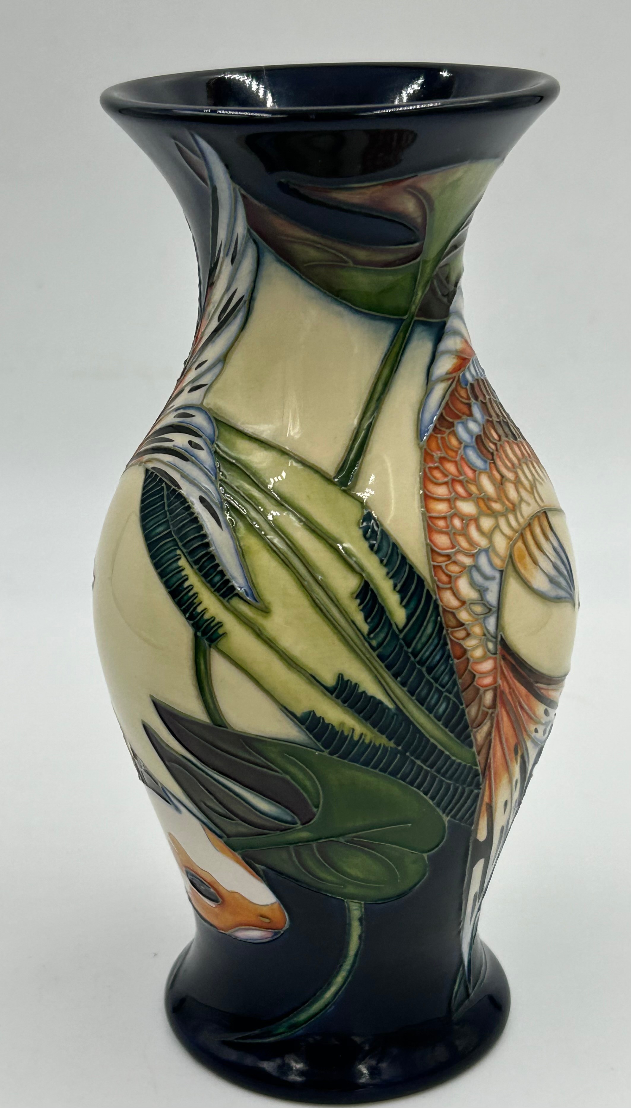 A boxed Quiet Waters Moorcroft vase of baluster form, dated 2002. 20cm h. - Bild 3 aus 6