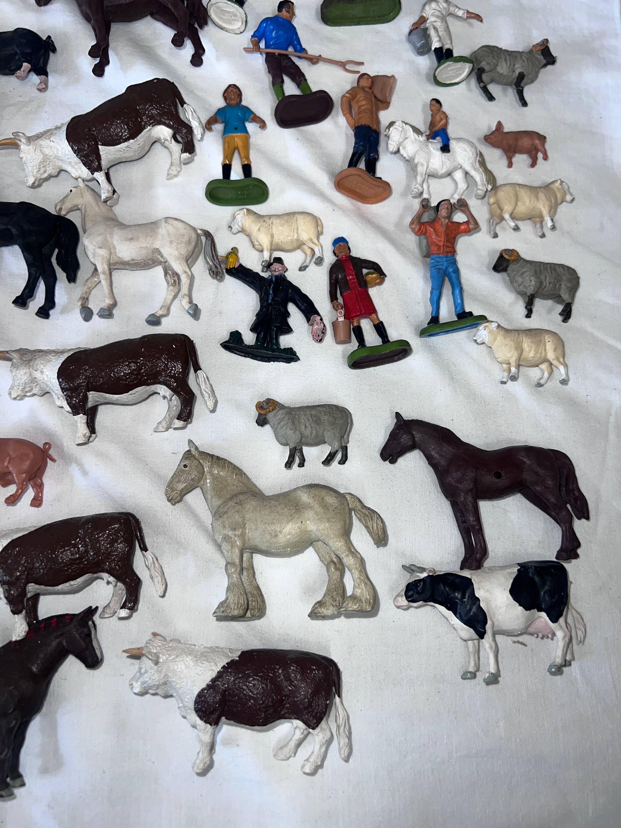 A large quantity of Britains farmyard & farmers animals to include Cows, Pigs, Sheep, Horses etc. - Bild 8 aus 9