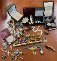 A quantity of vintage jewellery to include 9 carat gold and pearl earrings, silver locket, medal and
