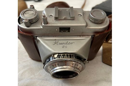 A large collection of vintage cameras and equipment, to include G.B Bell & Howell double run eight - Image 19 of 30