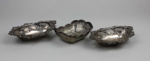 A pair of Edward VII silver oval pierced dishes Birmingham 1905, 14cm and a rectangular pierced