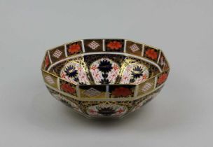 A Royal Crown Derby porcelain octagonal bowl in 1128 Old Imari pattern, 22.5cm diameter