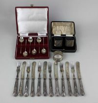 A pair of cased George V silver napkin rings, initial engraved, maker Collett & Anderson, London