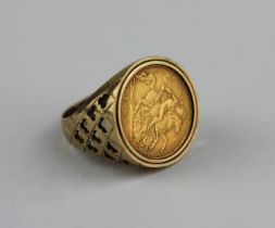 An Edward VII gold sovereign ring sovereign dated 1905 in 9ct gold ring with pierced decoration