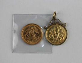 Two Elizabeth II Isle of Man gold 1/10th coins dated 1985 and 1992, one in 9ct gold loose mount