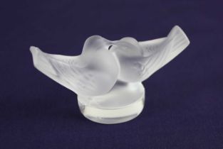 A Lalique model of two doves 'Deux Colombes' Cachet, signed Lalique France, 3.5cm high boxed