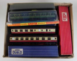 A collection of mostly Hornby Dublo and Grafar model railway coaches, most boxed (a/f)