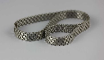 A white gold collar necklace in a woven multiple link design detailed '750', on a snap clasp 58.2g