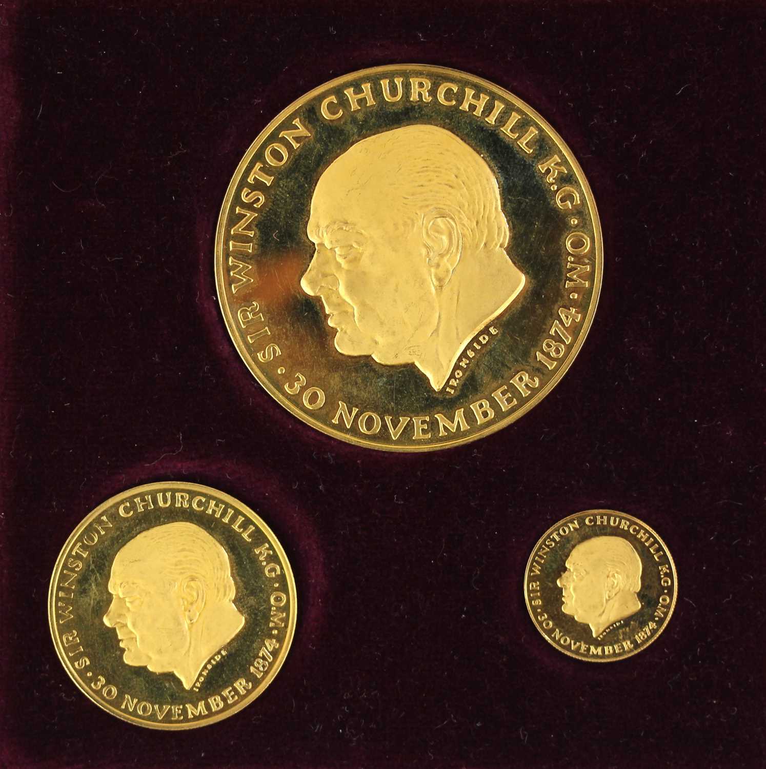 A Winston Churchill gold three medallion set 1964, each medallion .900 gold, depicting a portrait