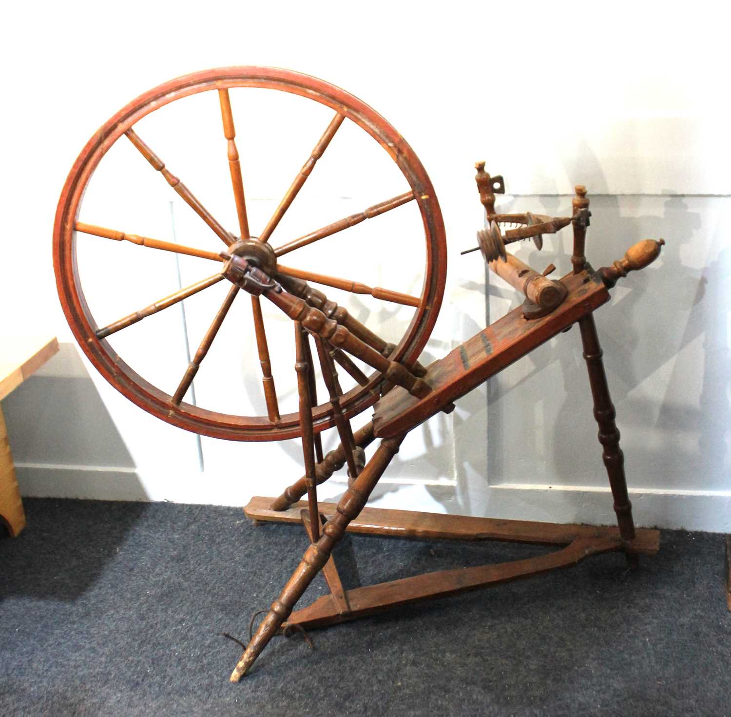 A wooden spinning wheel (a/f), 98cm