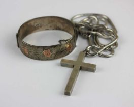 A silver pendant cross having a textured finish, Birmingham 1973, with a silver serpentine link