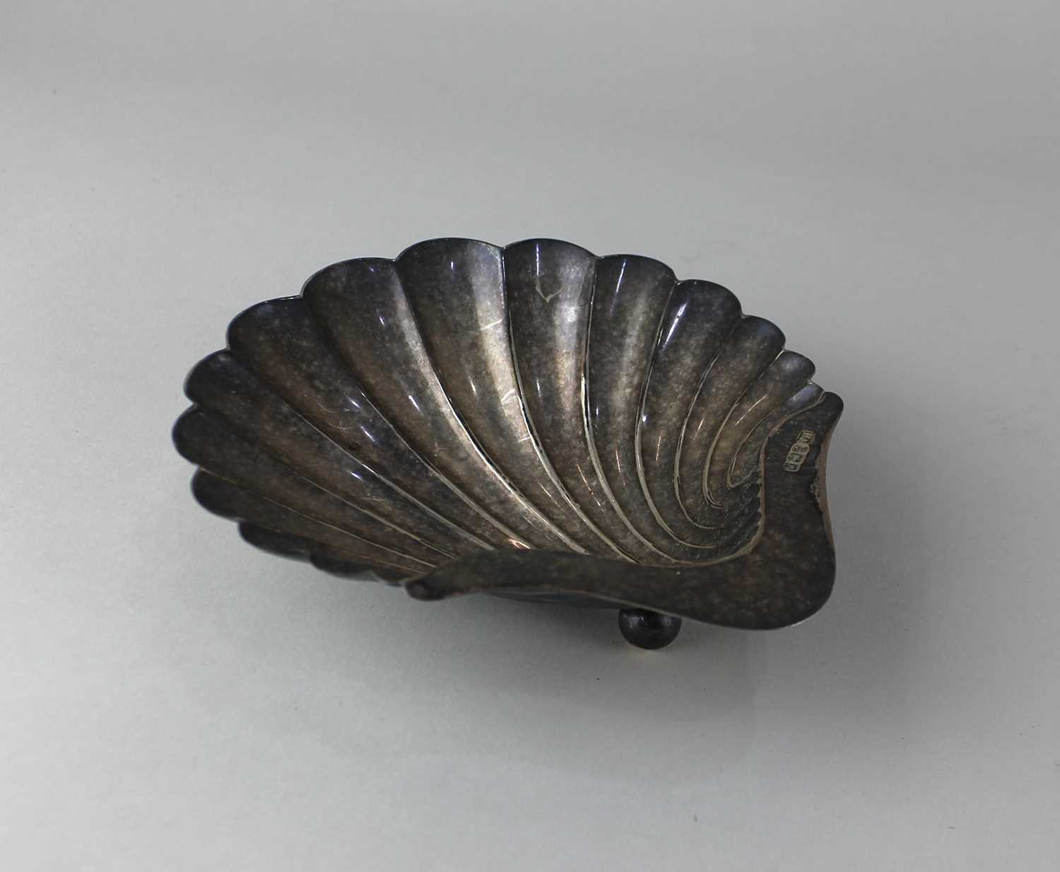 An Edward VII silver scallop shell shaped dish maker Atkin Brothers, Sheffield 1905, 3oz 15cm