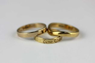 An 18ct gold wedding ring of curved design, ring size L 1/2, 4g, a gold band ring decorated with
