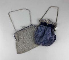 A George V silver framed mesh evening bag with silver chain handle, London 1918, gross weight 6oz,