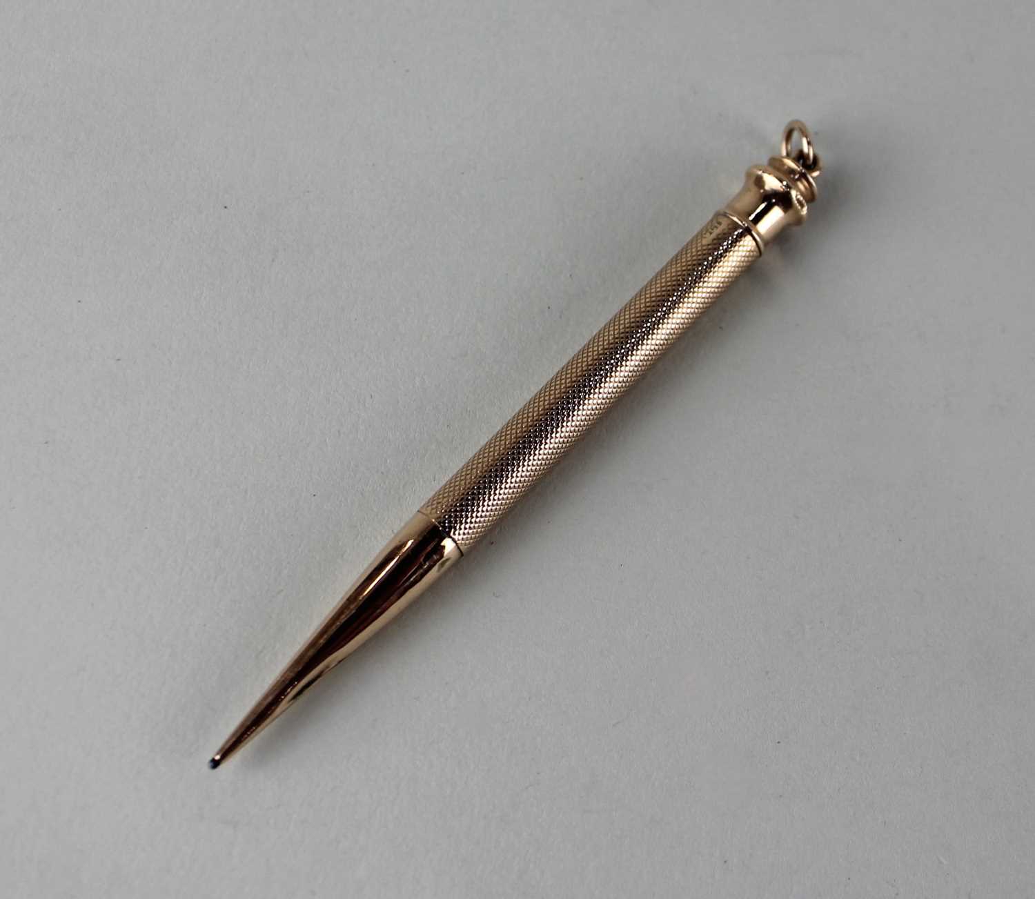 A 9ct gold retractable pencil with engine turning and ring terminal (a/f) 11cm