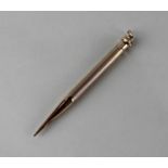 A 9ct gold retractable pencil with engine turning and ring terminal (a/f) 11cm